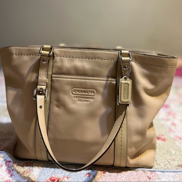 COACH BEIGE LEATHER EAST WEST TOTE L0859-F13098 - Picture 1 of 16